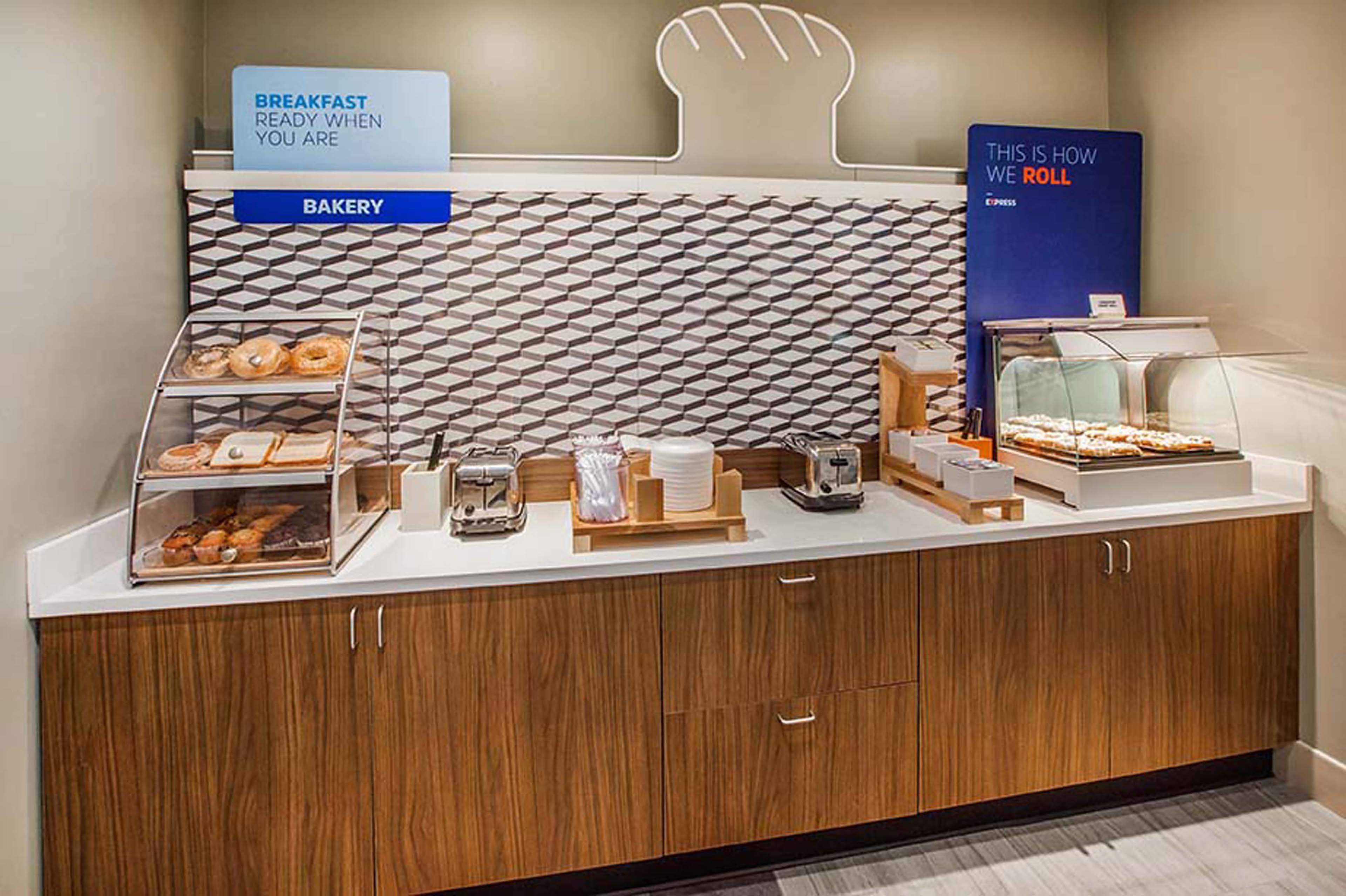 Holiday Inn Express Winnipeg Airport - Polo Park By Ihg Exterior foto